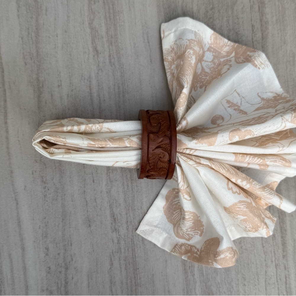 Vintage INDIA carved wooden napkin rings with 
Toile de Jouy vintage napkins - Picture 7 of 11